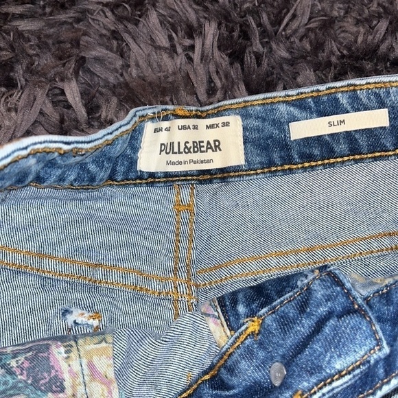 Pull & Bear Slim fit denim Bermuda shorts with rip details, a five-pocket. - Picture 3 of 10